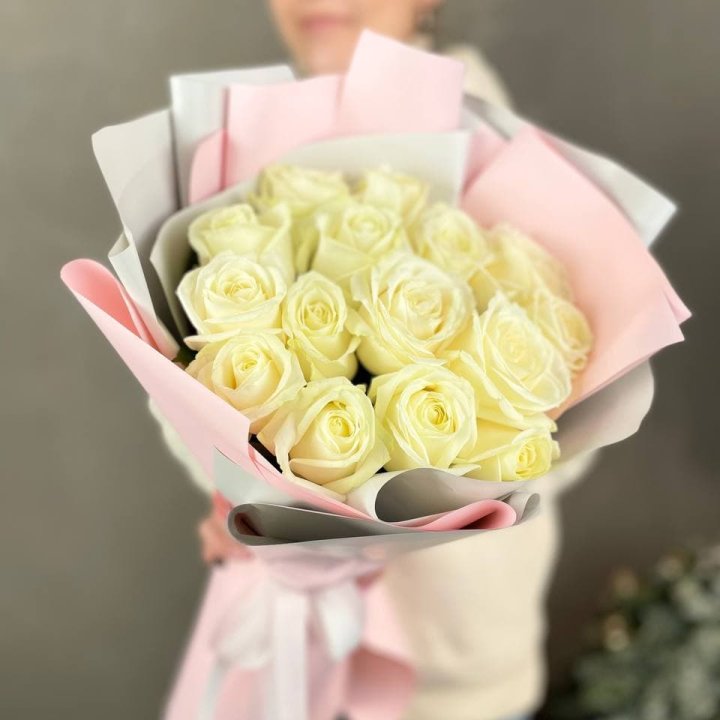 15 белых роз пудра в Томске