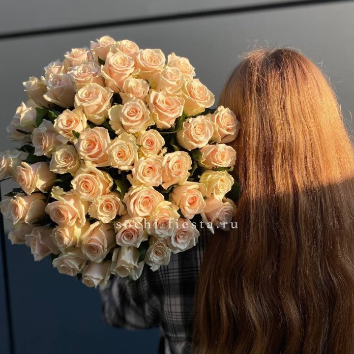 Охапка кремовых роз в Томске