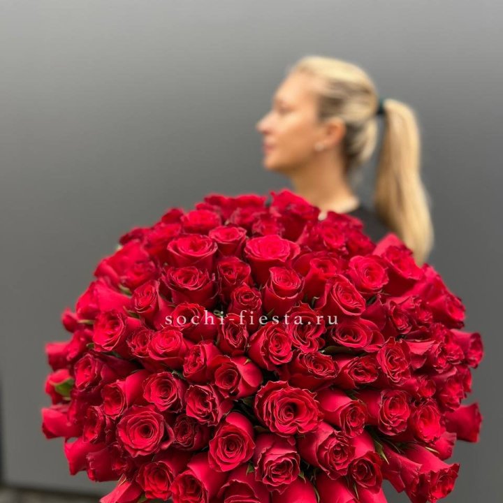 Охапка из 101 красной розы в Томске