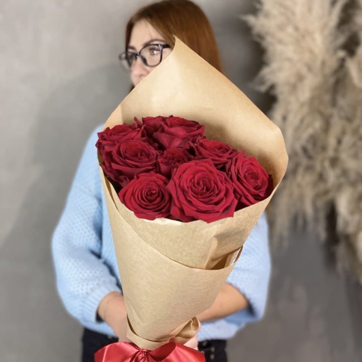 9 красных роз в крафте в Томске