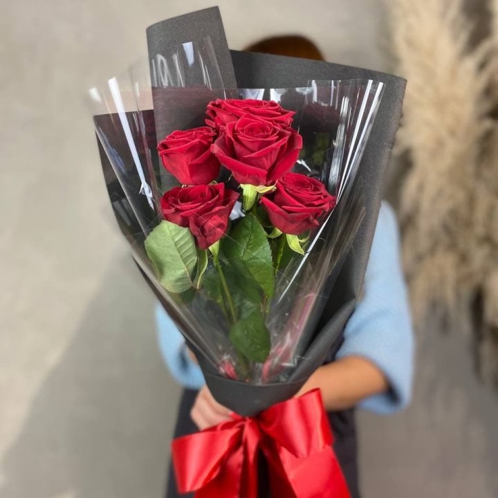 5 роз ред наоми в Томске