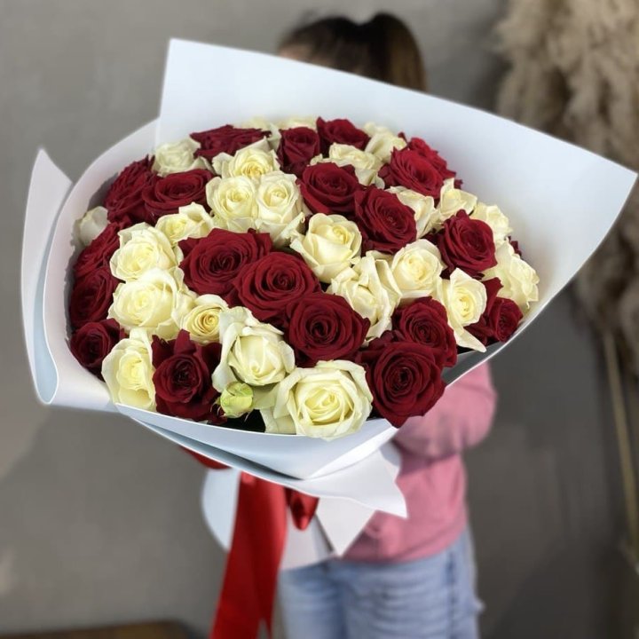 51 красная и белая роза в Томске