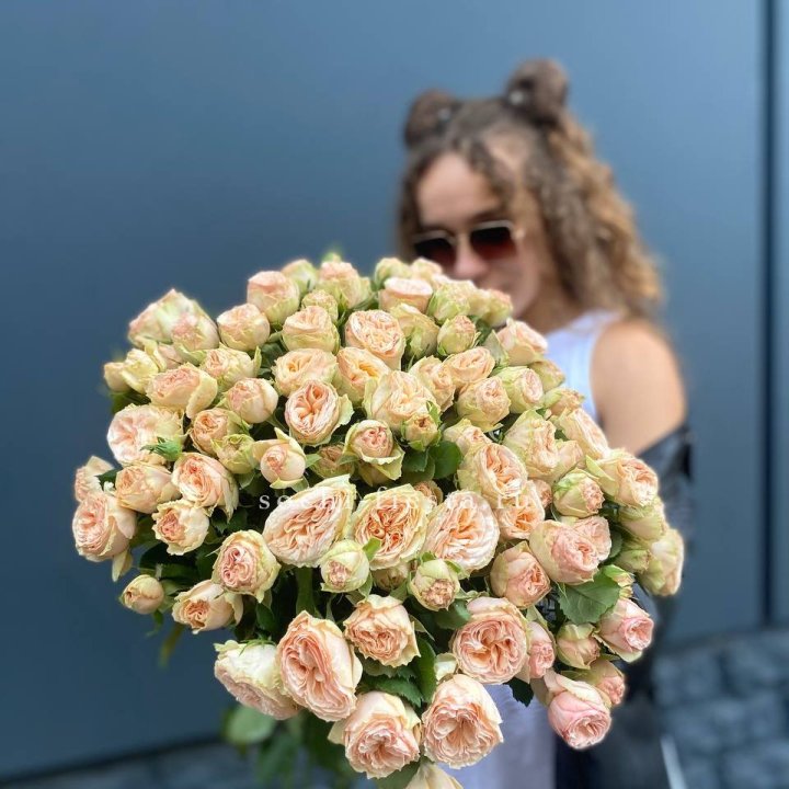 25 пионовидных роз в Томске