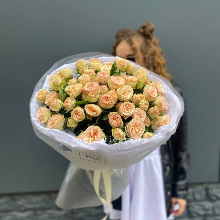 15 пионовидных роз в Томске