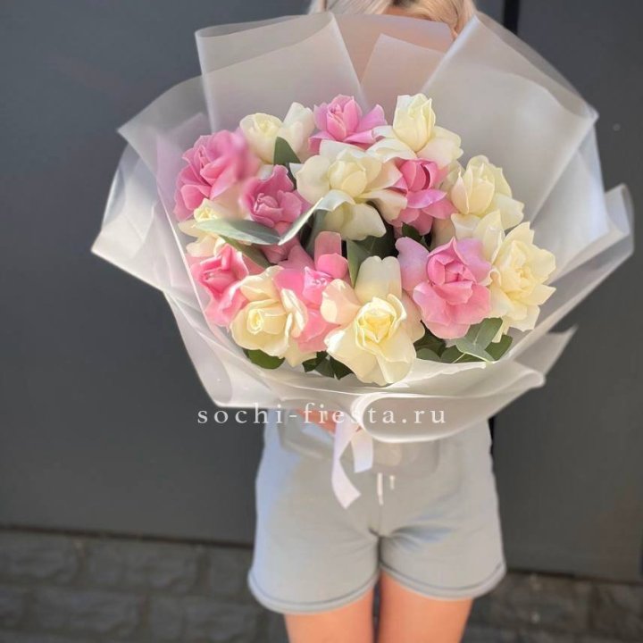 15 бело-розовых роз в Томске