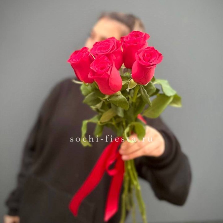 Букет 5 красных роз  в Томске