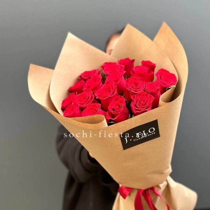 19 красных роз в крафте в Томске