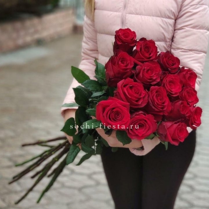 15 высоких красных роз в Томске