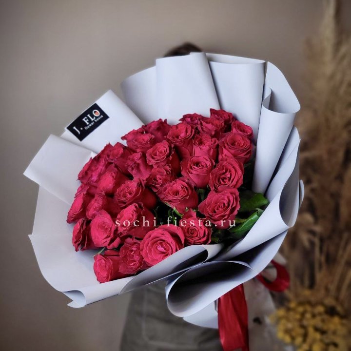 Красные розы 33 шт в Томске