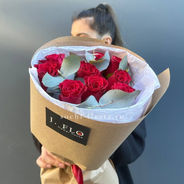 9 роз с эвкалиптом в Томске