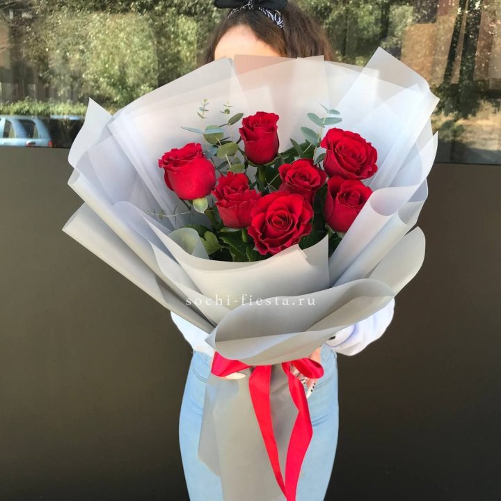 7 красных роз с эвкалиптом  в Томске