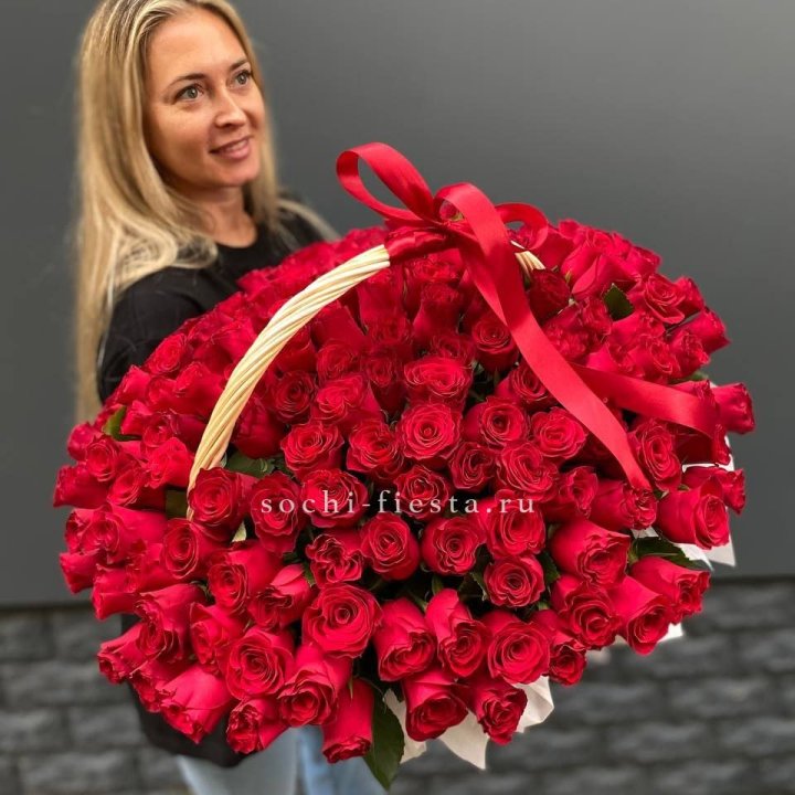 151 красная  роза в корзине в Томске