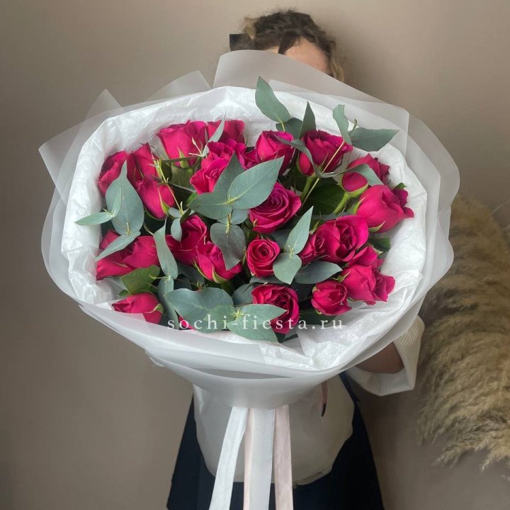 25 малиновых роз с эвкалиптом в Томске