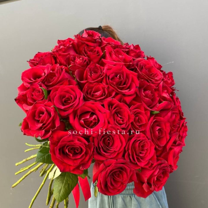 35 красных роз под ленту в Томске