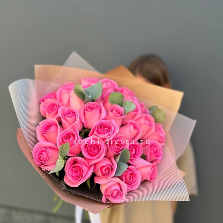 31 розовая роза с эвкалиптом в Томске