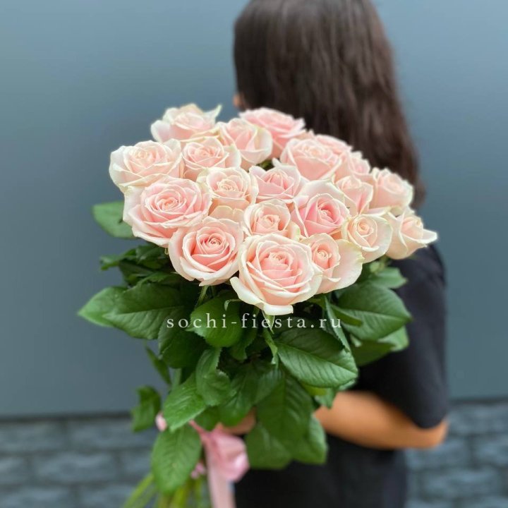 Высокие розовые розы в Томске