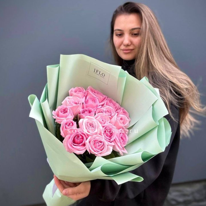17 розовых роз в Томске