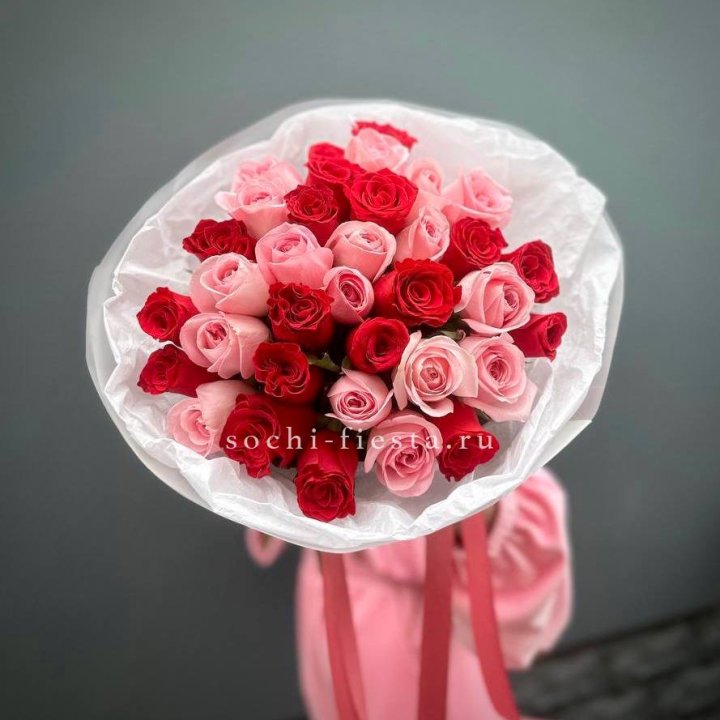 Букет красных и розовых 35 роз в Томске