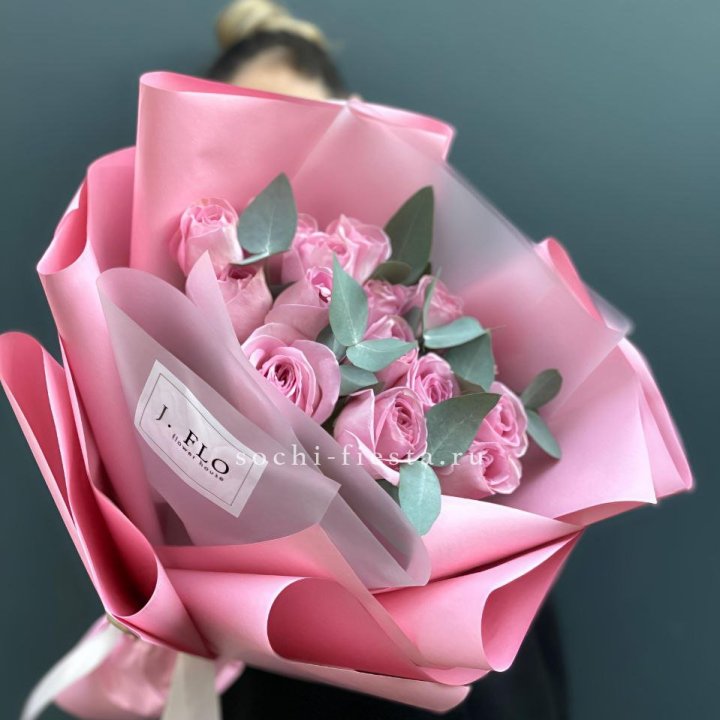 15 Розовых роз с эвкалиптом в Томске