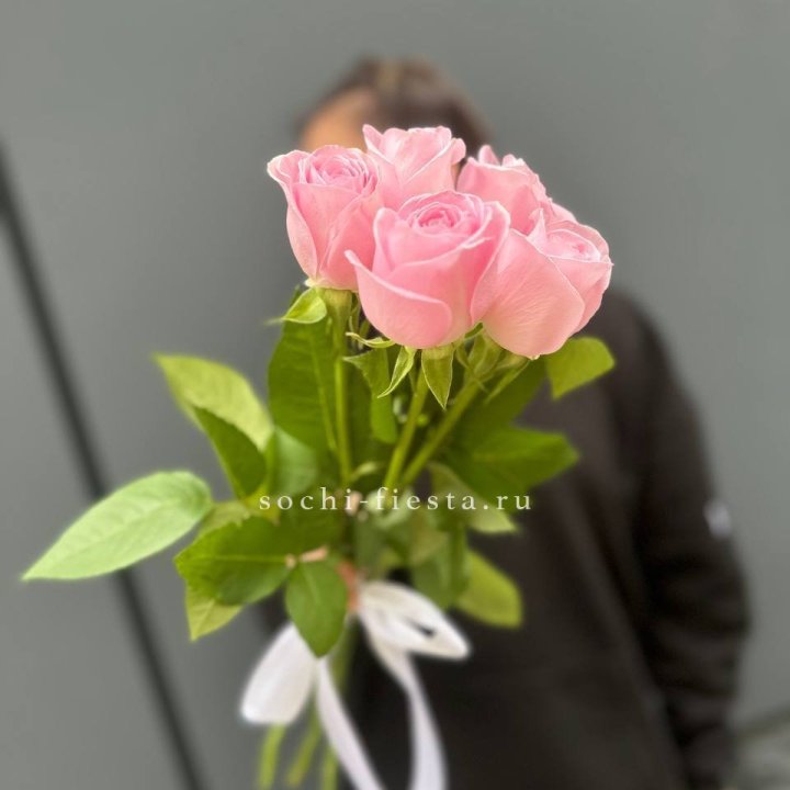 Букет 5 розовых роз  в Томске