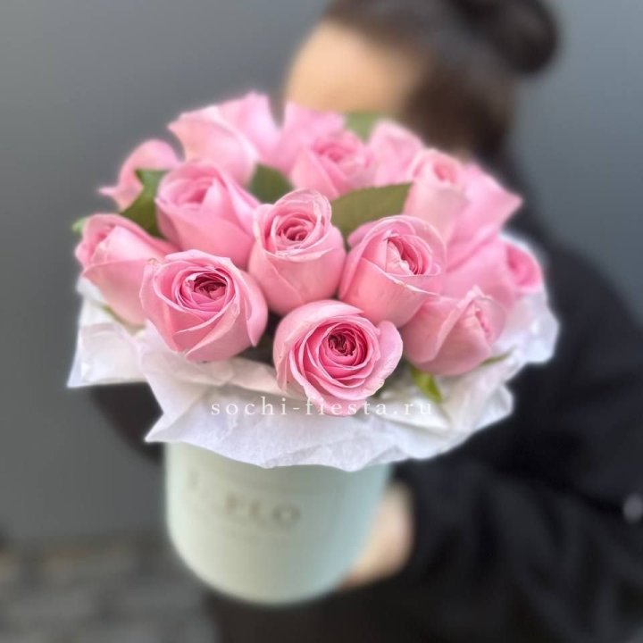 17 розовых роз в цилиндре в Томске