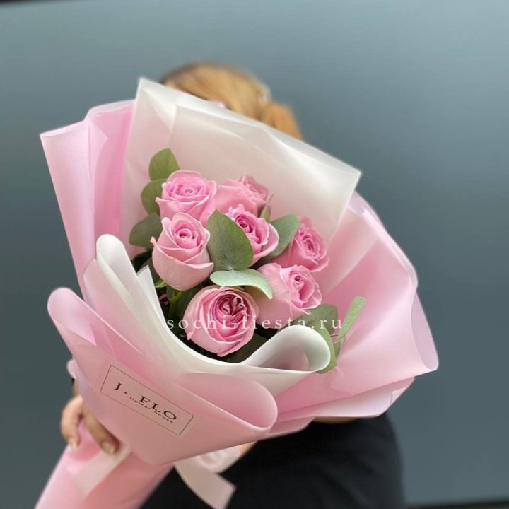 7 розовых роз с эвкалиптом в Томске