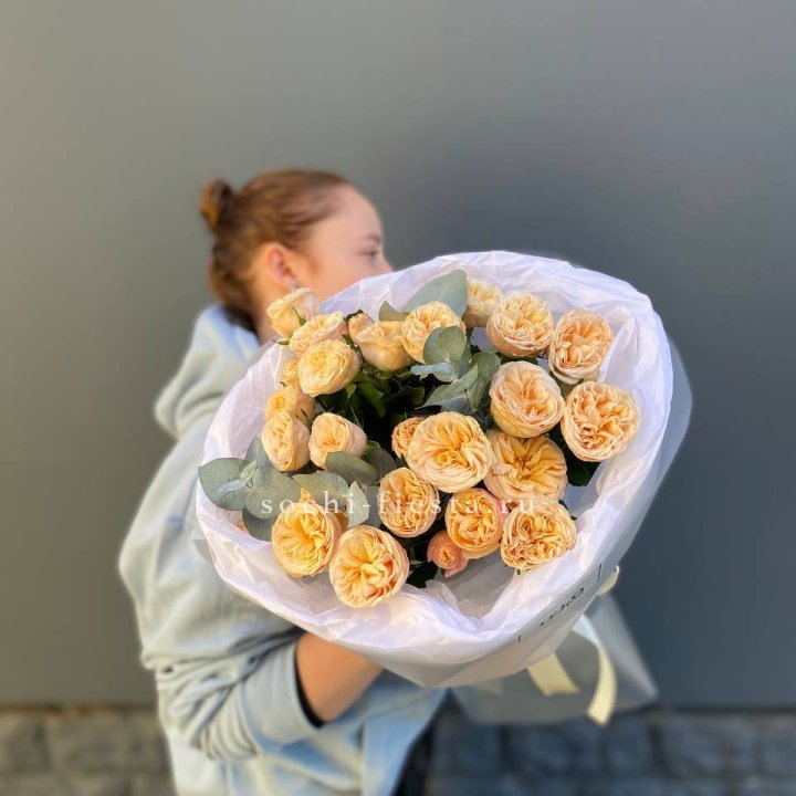 7 пионовидных роз в Томске