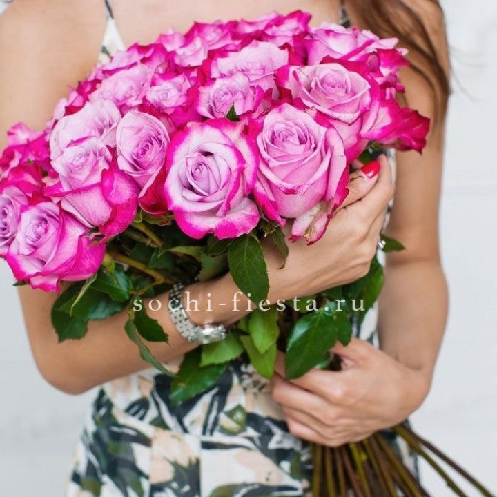 Букет высоких роз Ди перпел в Томске