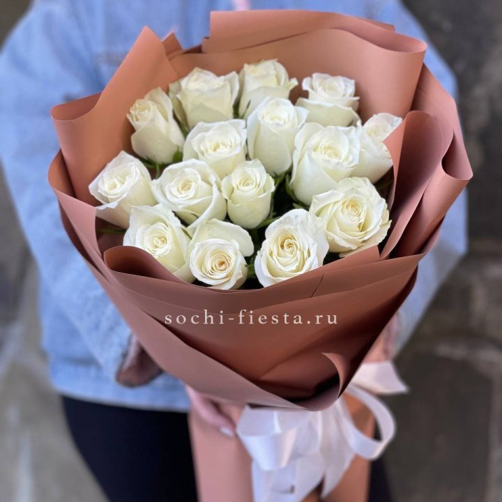 15 белых роз сиена в Томске