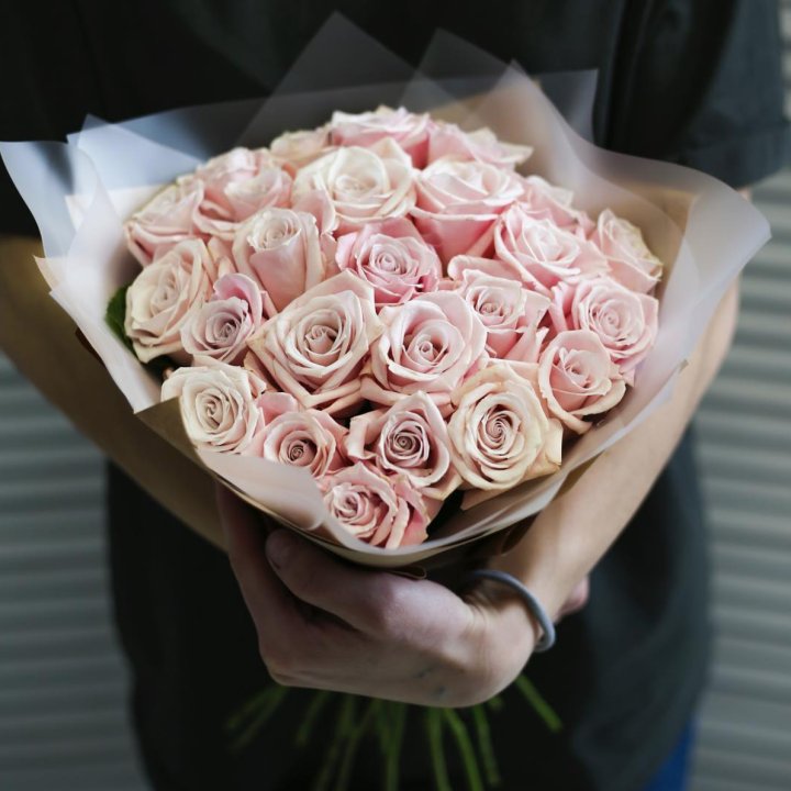 27 кремовых роз в Томске