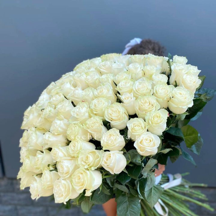 101 белая высокая роза в Томске