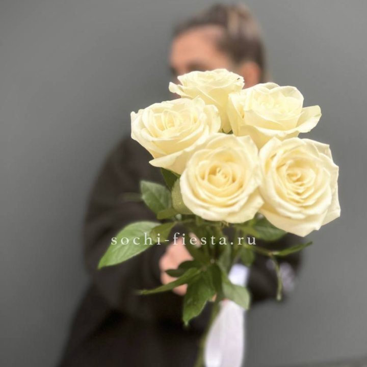 Букет 5 белых роз  в Томске