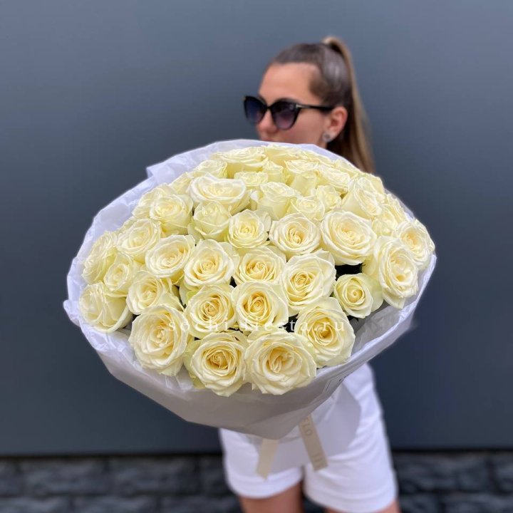 51 белая роза  в Томске