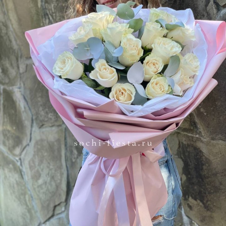 Белые розы в авторском оформлении в Томске