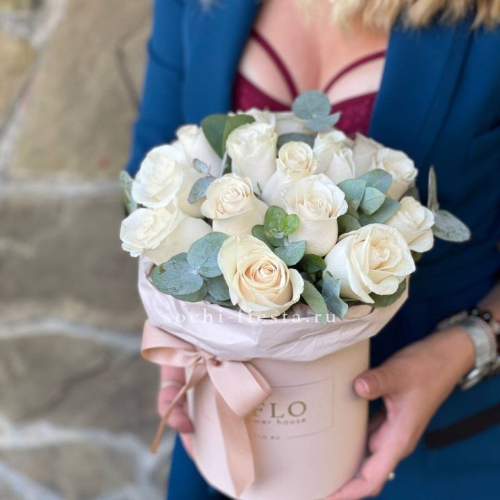 Цилиндр из белых роз в Томске