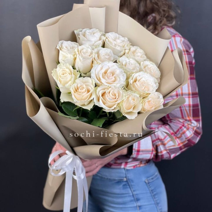15 белых роз кофе в Томске