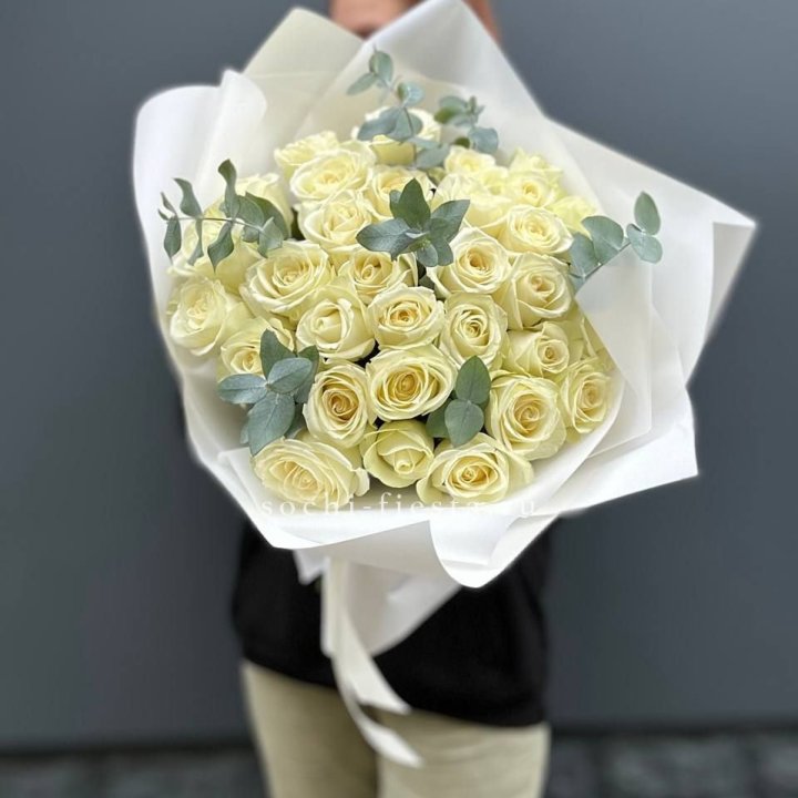 31 белая роза с эвкалиптом в Томске