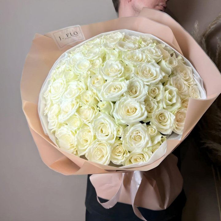 51 белая  роза в оформлении в Томске