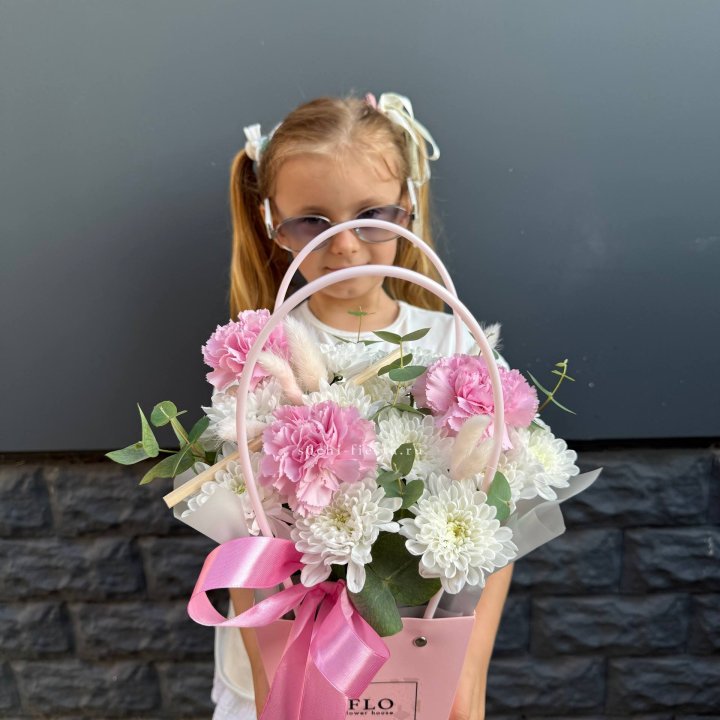 Сумочка из стойких хризантем и диантуса в Томске