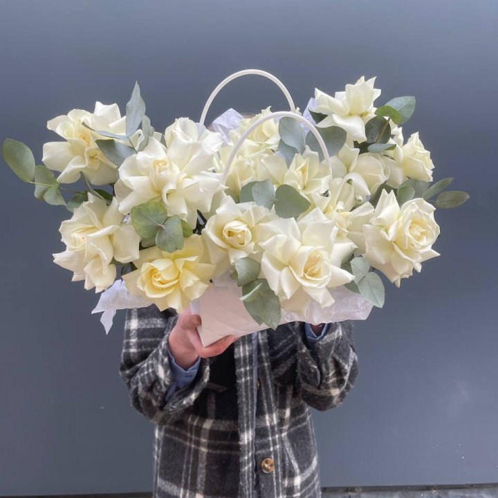 15 белых роз в сумочке в Томске