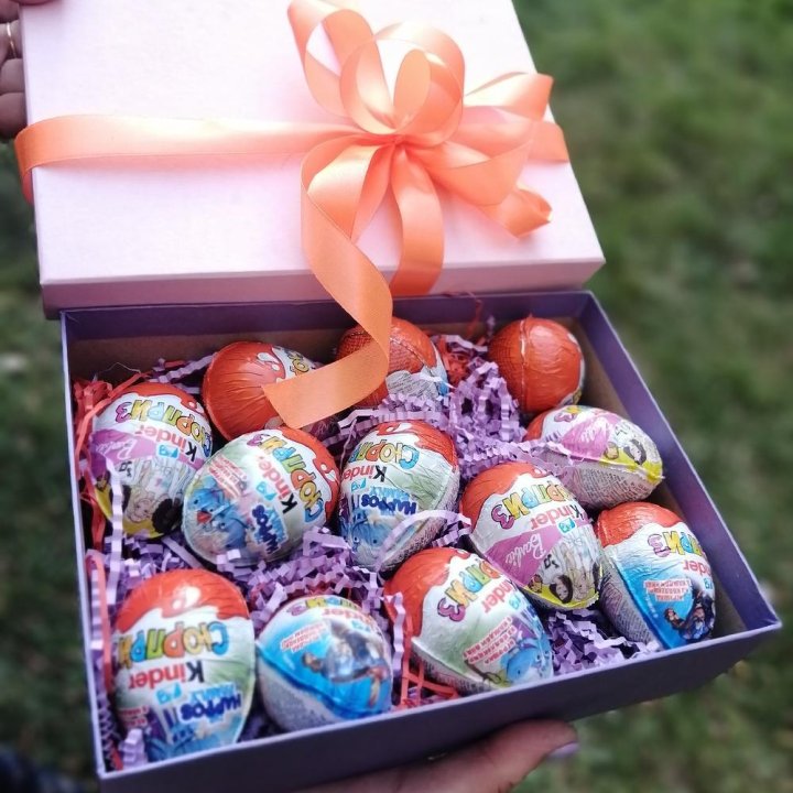 Коробка с киндерами в Томске