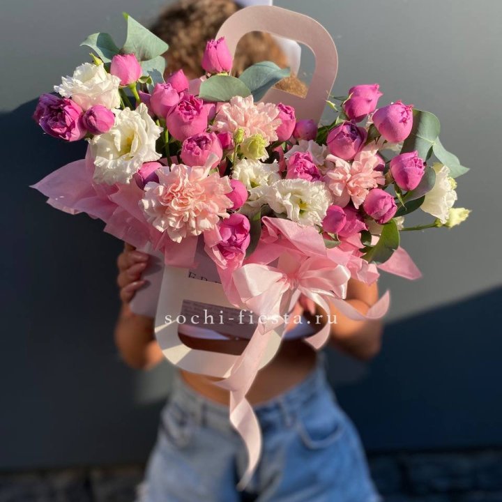 Сумочка с кустовой розой и диантусами в Томске