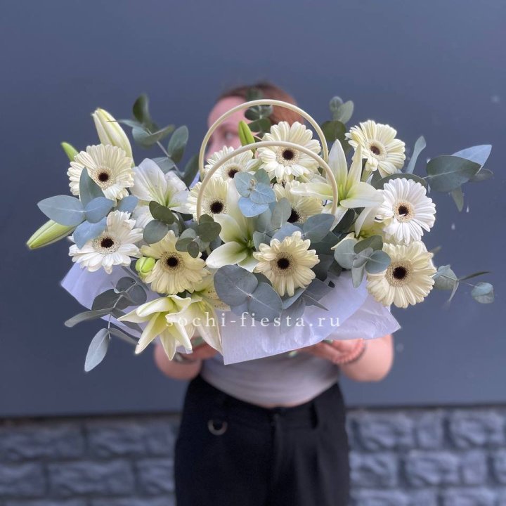 Сумочка лилии и герберы в Томске