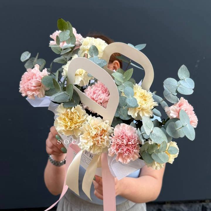 Сумочка из диантусов в Томске