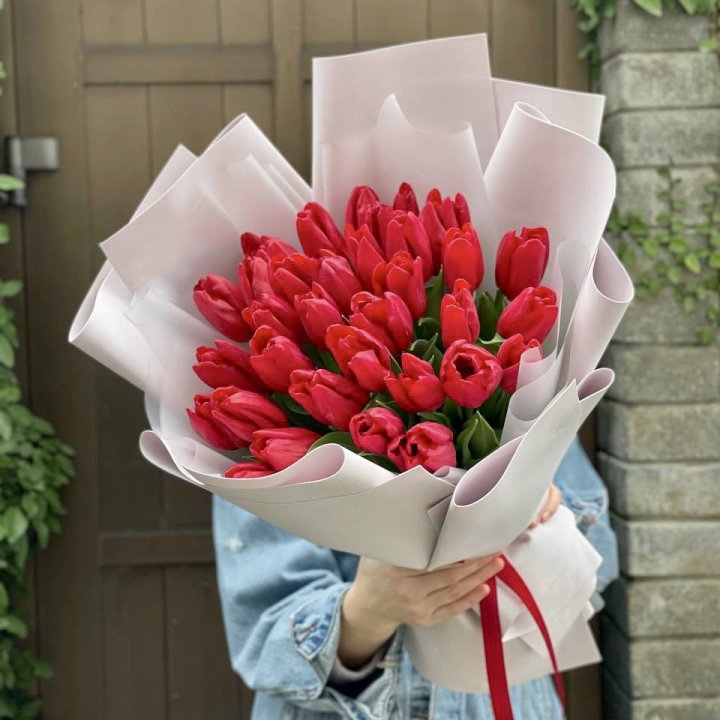 35 красных тюльпанов в Томске