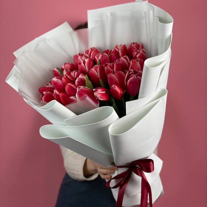 Букет красных тюльпанов в Томске